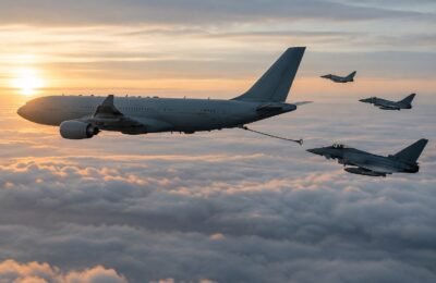 Самолёт-заправщик в полёте над облаками