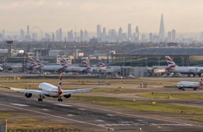 Самолёты на взлётной полосе аэропорта Heathrow; иллюстрация